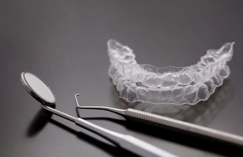 Alineador transparente y instrumental dental: mentoría ortodóncica para planificar y hacer seguimiento en clínica.