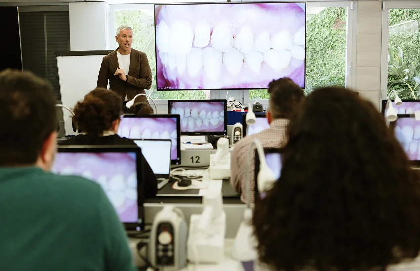 Equip dental revisant un pla per millorar la rendibilitat en ortodòncia amb suport extern.